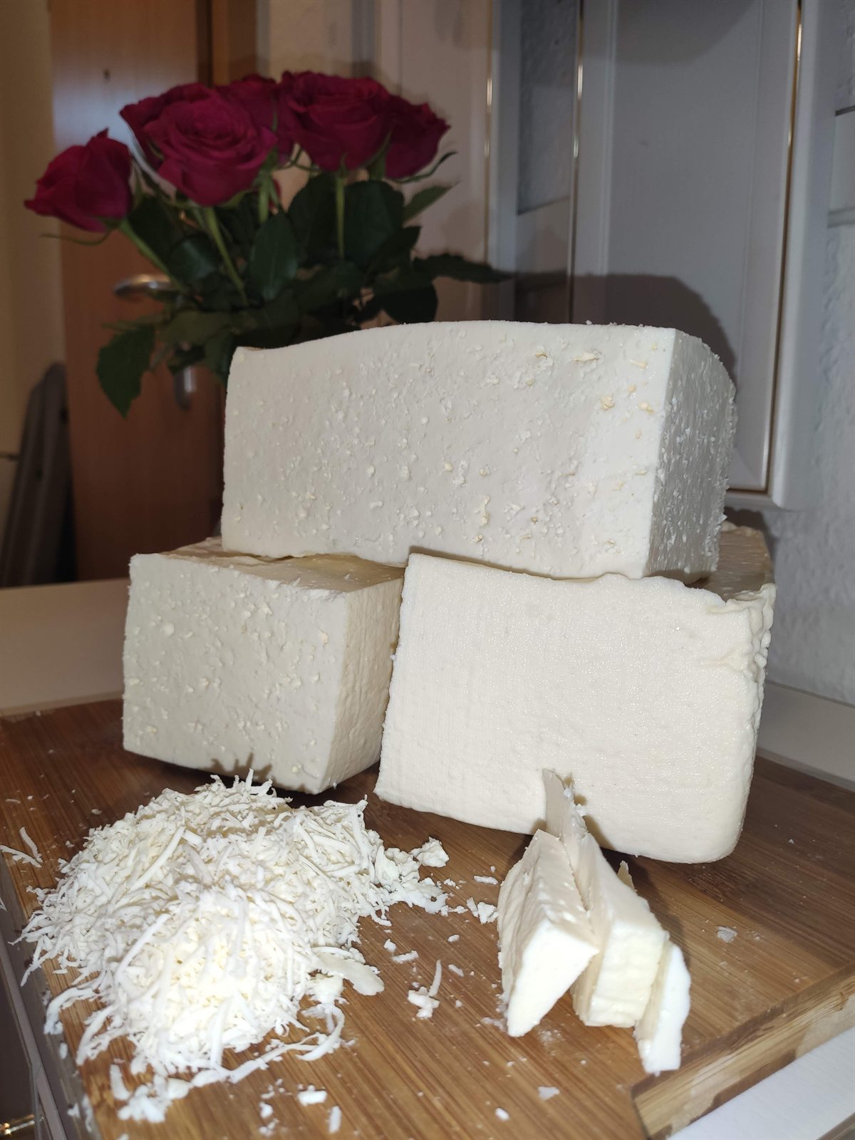Queso llanero recién hecho, en tajadas y rallado
